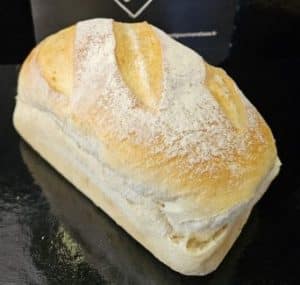pain blanc moelleux avec une mie blanche très serré et une fine croute